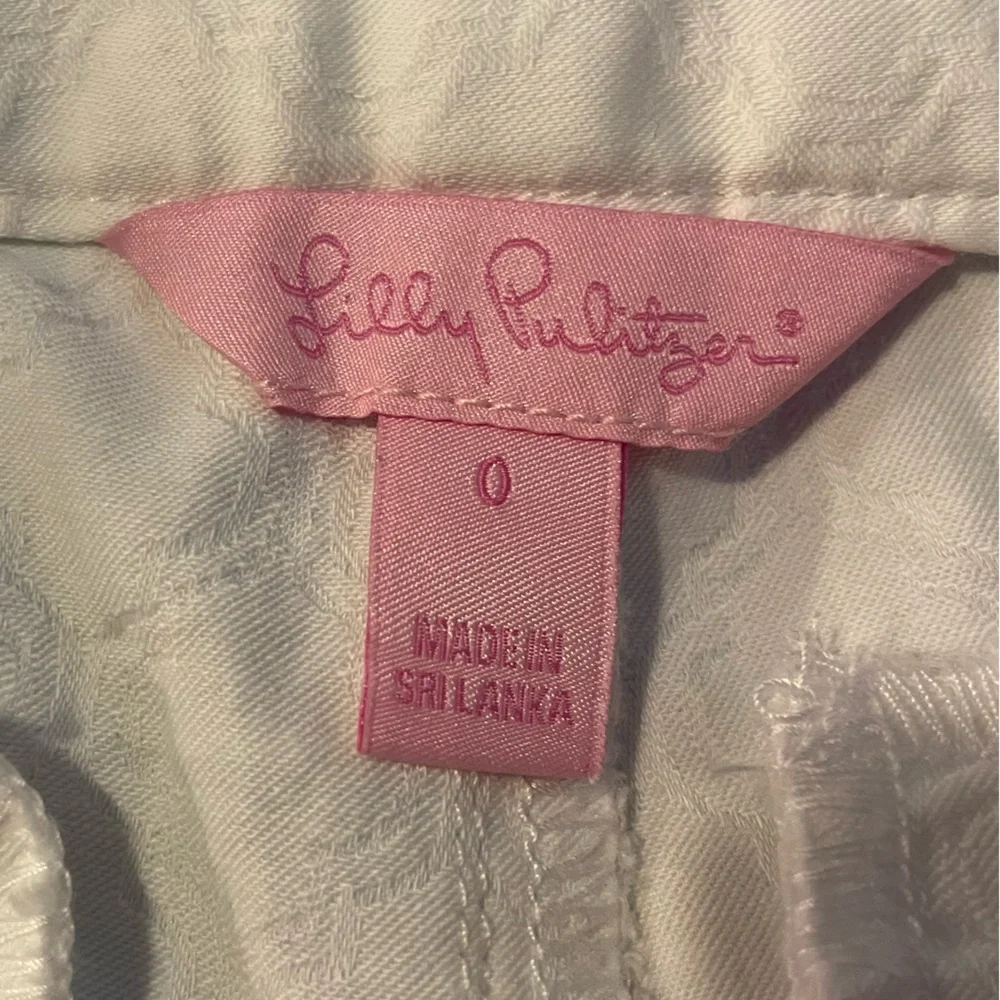 Lilly Pulitzer Ellie Resort White Shorts with Beaded Pineapple Design - Picture 5 of 7